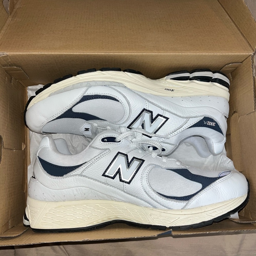 New balance 2002r